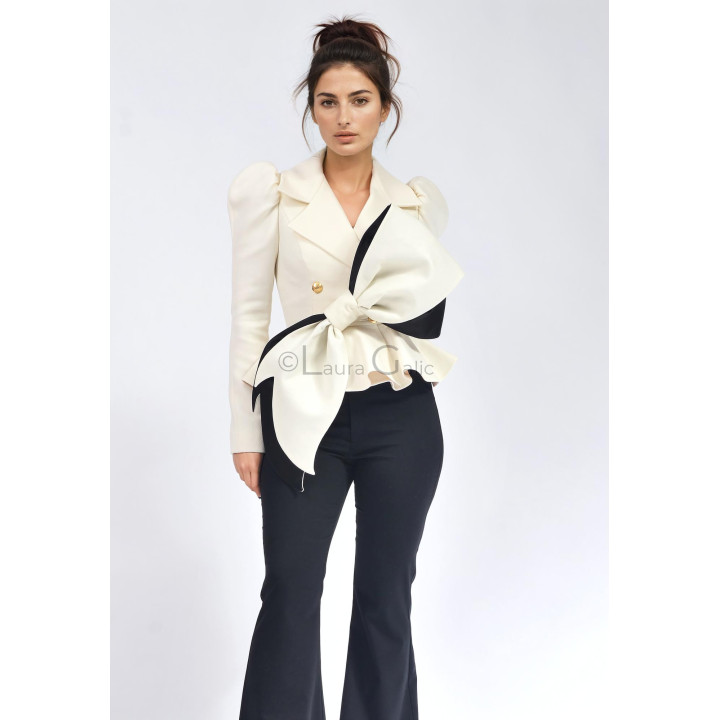 Costum Carmen (sacou, pantaloni evazati, funda detașabilă si capa)