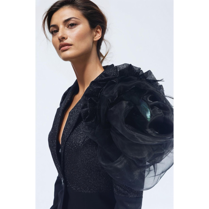 Detaliu al sacoului Flavia, cu umăr amplu din organza și tulle negru