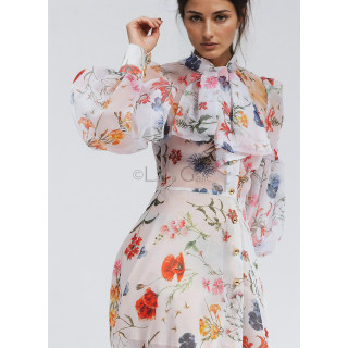 Detaliu al rochiei Luana cu imprimeu floral, mânecă amplă și eșarfă prinsă la gât