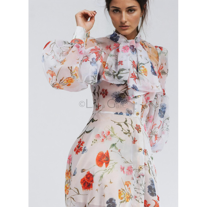Detaliu al rochiei Luana cu imprimeu floral, mânecă amplă și eșarfă prinsă la gât