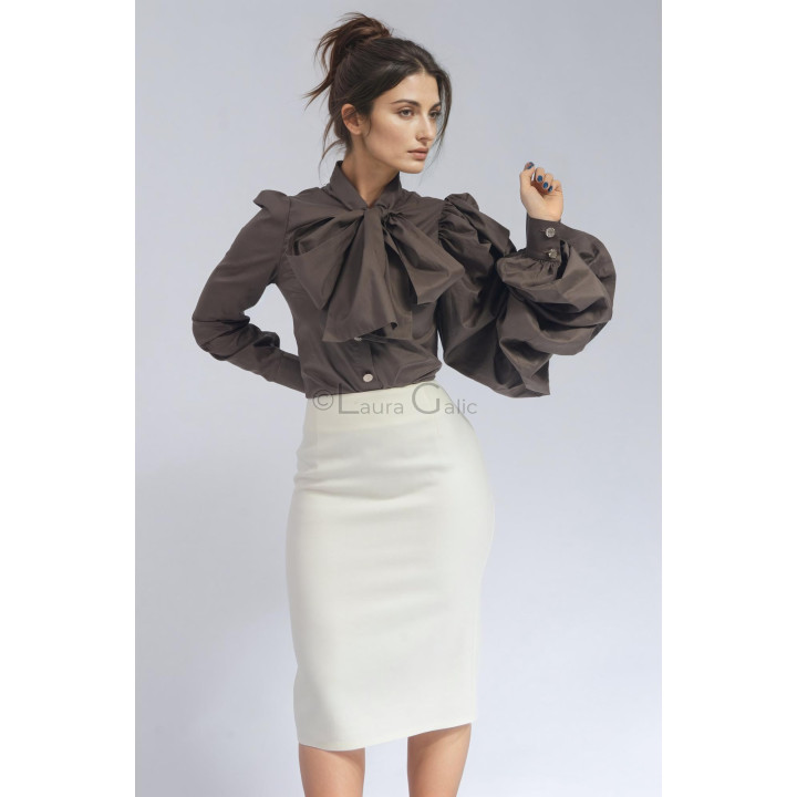 Front buttons and buttoned cuff detail on the Iunia cotton shirt