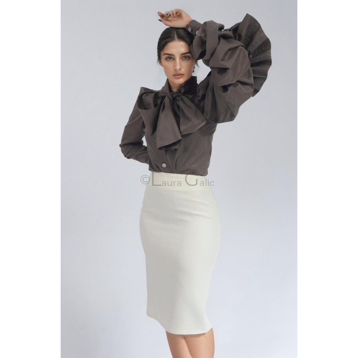 Mâneca amplă cu volane suprapuse și eșarfa cămășii Iunia office