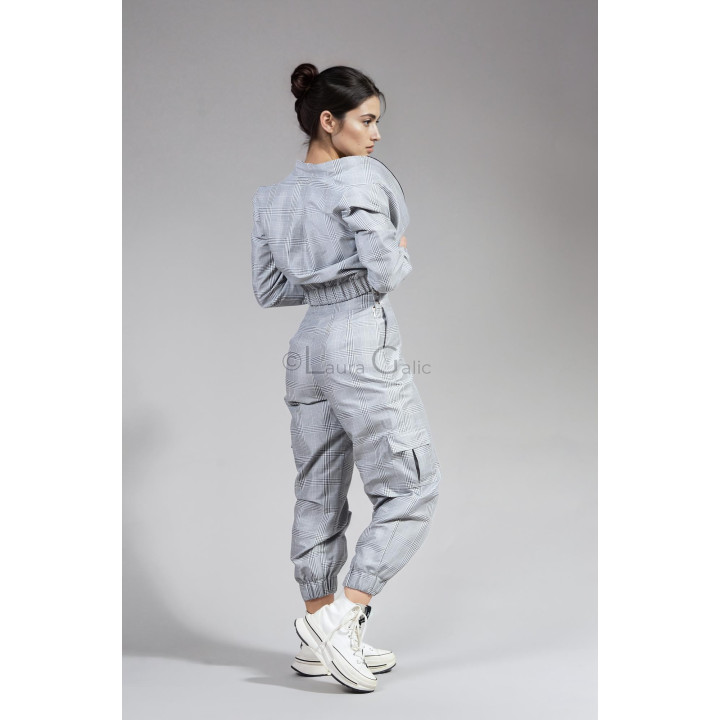 Vedere din spate a costumului Smart-Cargo, cu jachetă cu tiv elastic și pantaloni cargo cu buzunar aplicat