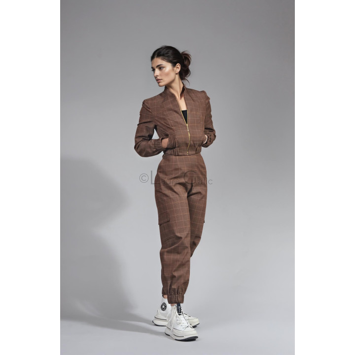 Smart-Cargo two-piece suit with a zip-front jacket and applied cargo pockets on the trousers