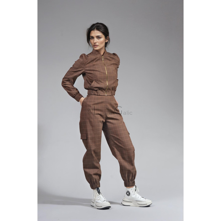 Jachetă și pantaloni cargo Smart-Cargo cu imprimeu în carouri maro și buzunare laterale