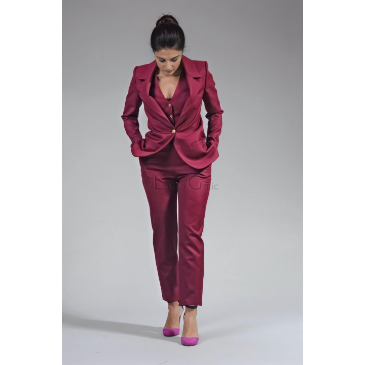 Costumul Ramona burgund purtat cu sacou cu rever și vestă închisă cu nasturi aurii