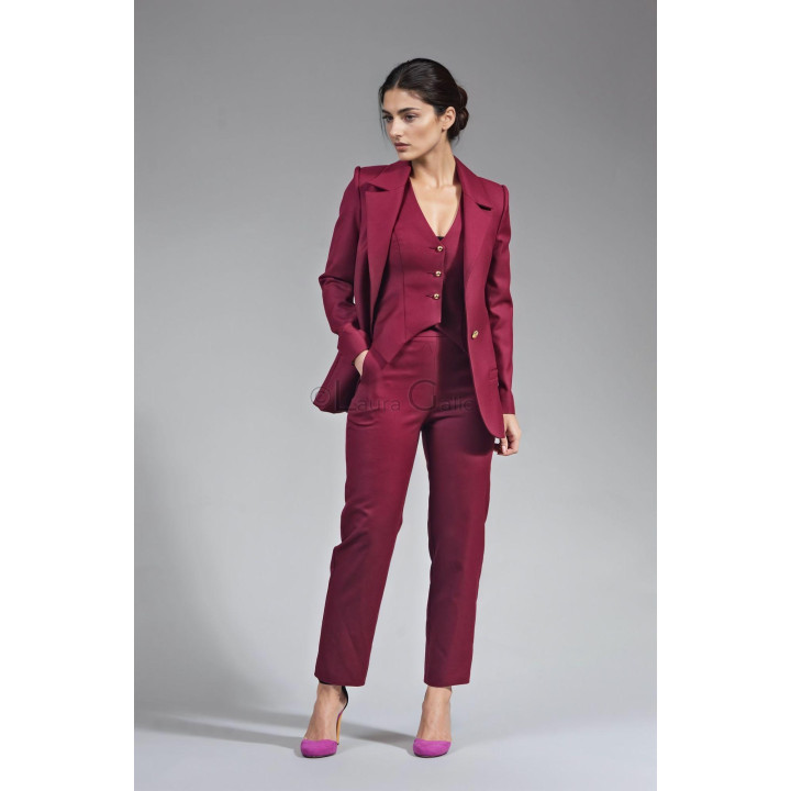 Costum damă Ramona în trei piese coordonate, în nuanță burgund, cu vestă și pantaloni conici