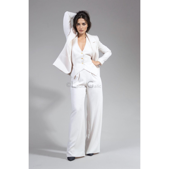 Costumul Ramona cu sacou cambrat, vestă și pantaloni Charlie cu crac larg