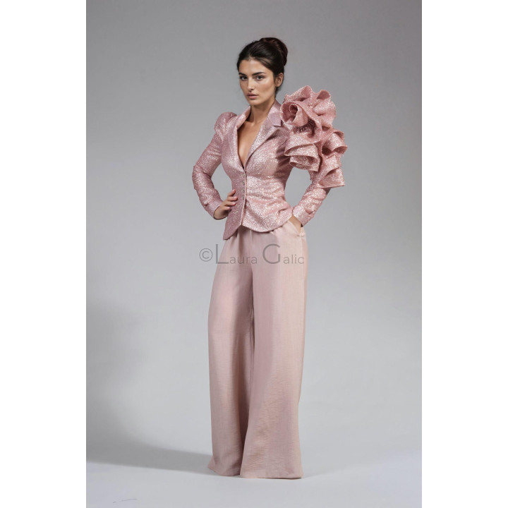 Sacou de damă Andreea cu volane suprapuse pe umăr, purtat cu pantaloni roz cu croială amplă