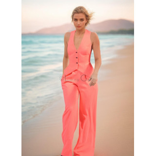 Costum Charlie 2 piese coral, cu vestă cambrată cu nasturi și pantaloni largi, purtat pe plajă