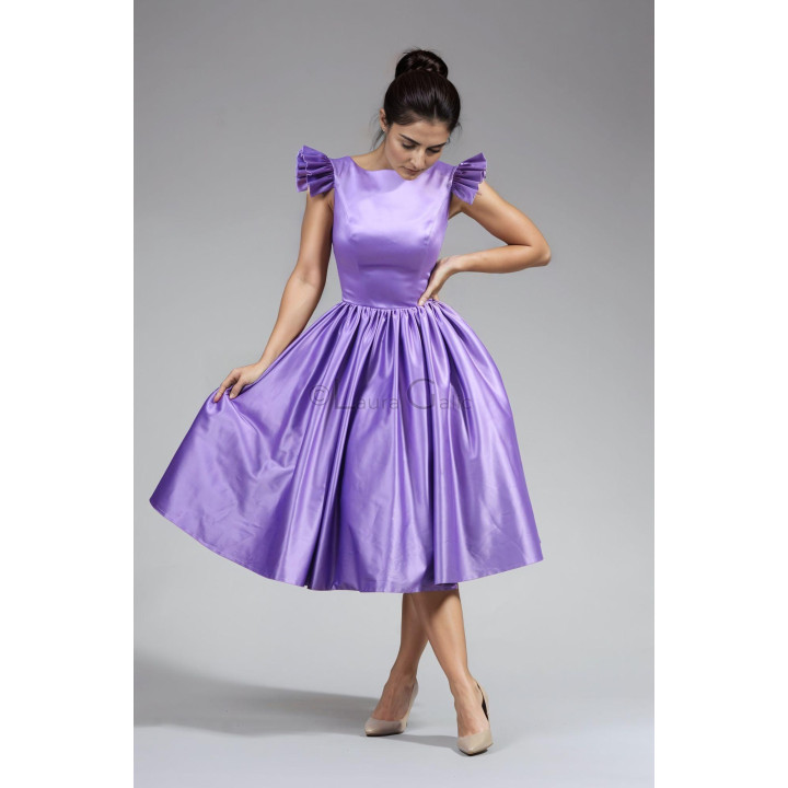 Rochia Lidia din față, cu corsaj cambrat și fustă midi amplă