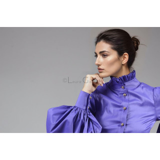Detaliu al cămășii violet Luana 2, cu guler tunică încrețit și nasturi aurii