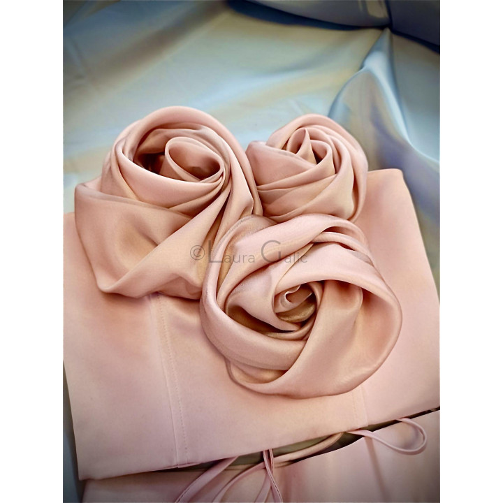 Detaliu cu trandafiri din material în nuanță blush aplicați pe un corset