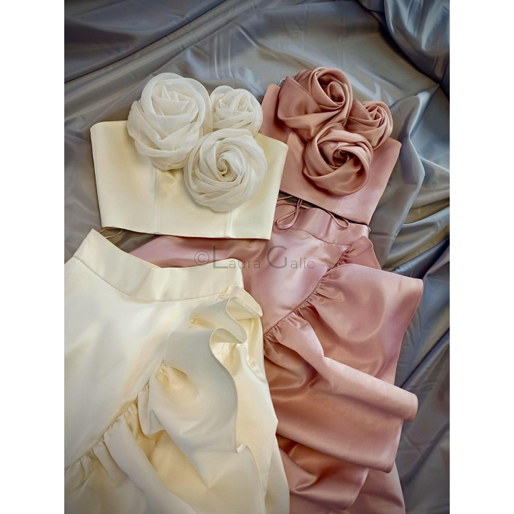 Corsete cu trandafiri în nuanțe ivoire și blush, alături de fuste cu volane