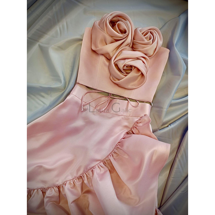 Detaliu de corset blush cu trandafiri și fustă cu volan lateral