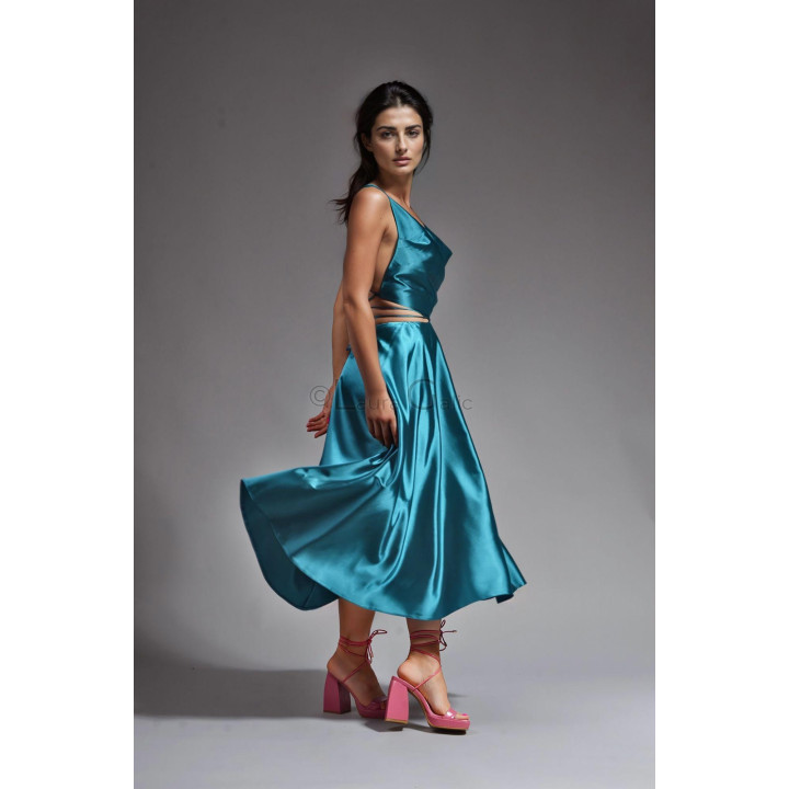 Rochie satin Citra văzută din lateral, cu bretele subțiri și fustă amplă