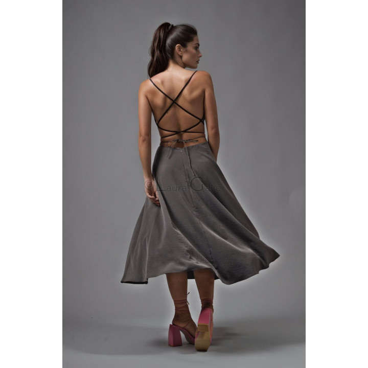 Open back of the Citra dress with crossed straps, waist ties and a back zip