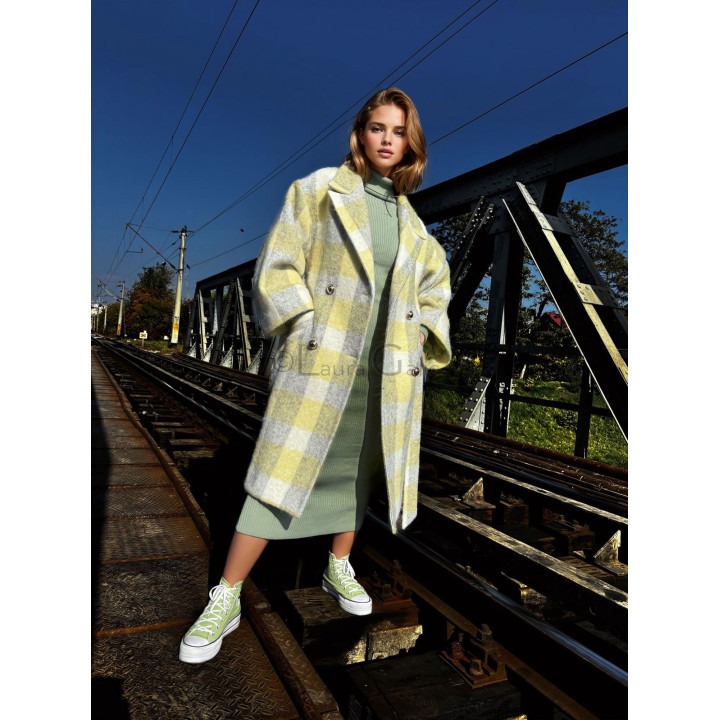 Front view of the oversized Laura 2 coat with wide lapels and buttons