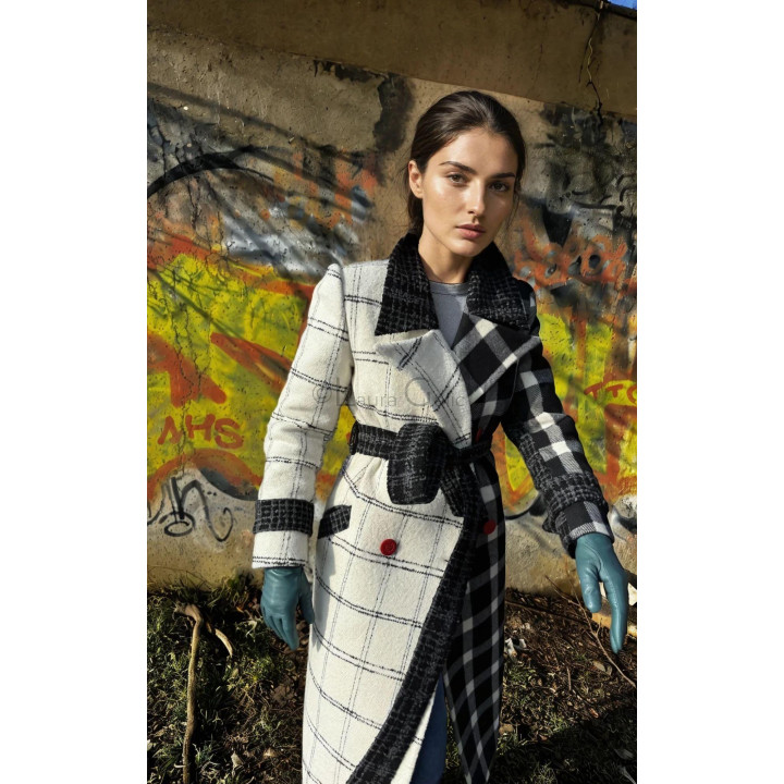 Romanita 3 coat with long sleeves, contrasting cuffs and a wide lapel