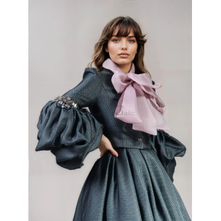 Costum Federica 3 din brocart cu mâneci ample și fustă plisată, purtat cu bluza Lucretia cu fundă roz