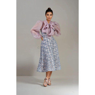 Rochie Igritte 3 midi cu dantelă 3D gri și bluză roz prăfuit cu mâneci ample și fundă