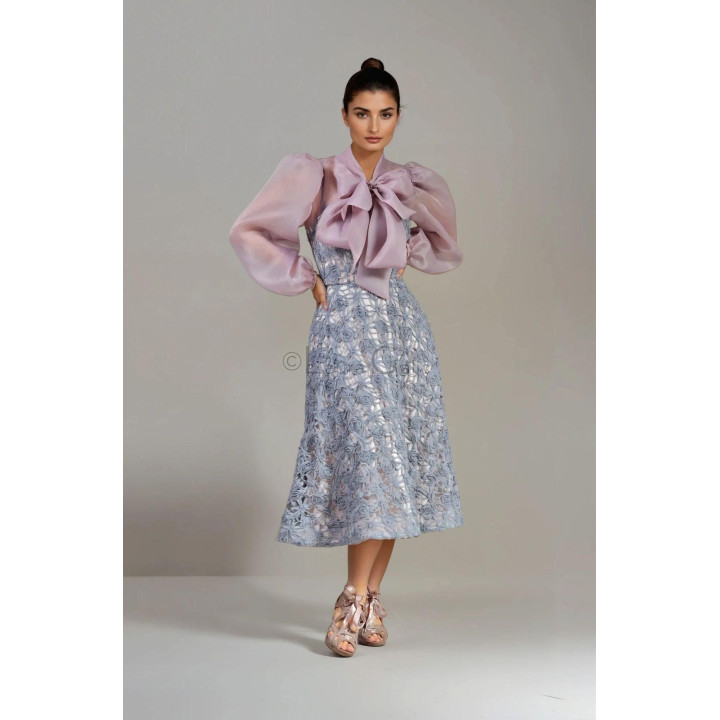 Rochie Igritte 3 midi cu dantelă 3D gri și bluză roz prăfuit cu mâneci ample și fundă