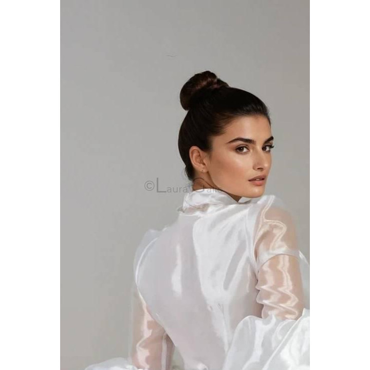 Detaliu din spate al cămășii Luana bridal, cu guler înalt și mâneci din organza