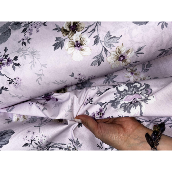 Detaliu al imprimeului floral mov, gri și galben de pe bumbacul rochiei Nesta 2