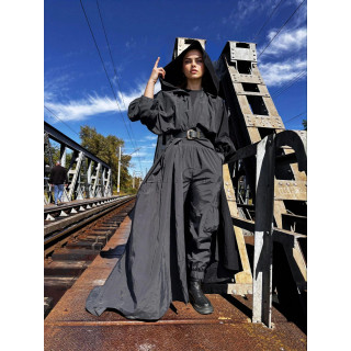 Compleul cargo-gothic-chic cu capă lungă cu glugă și pantaloni cargo negri