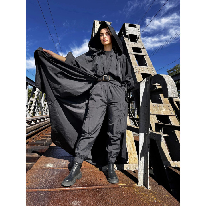 Capa amplă cu glugă și pantalonii cargo cu manșete elastice ai compleului cargo-gothic-chic