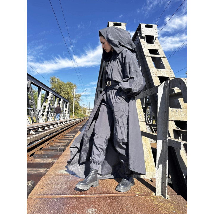 Vedere din profil a compleului cargo-gothic-chic, cu glugă amplă și trenă
