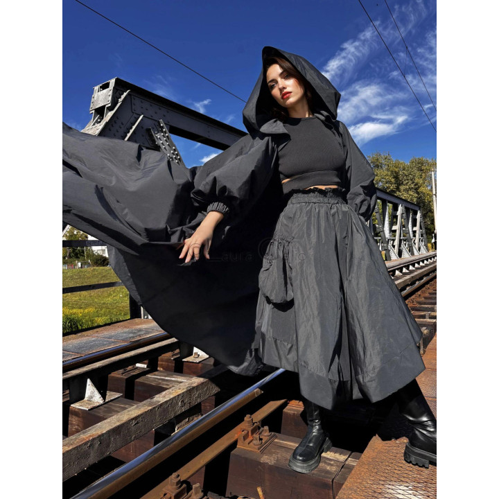 Capă boho-gothic-chic purtată deschis, cu glugă mare și mâneci cu manșete elastice