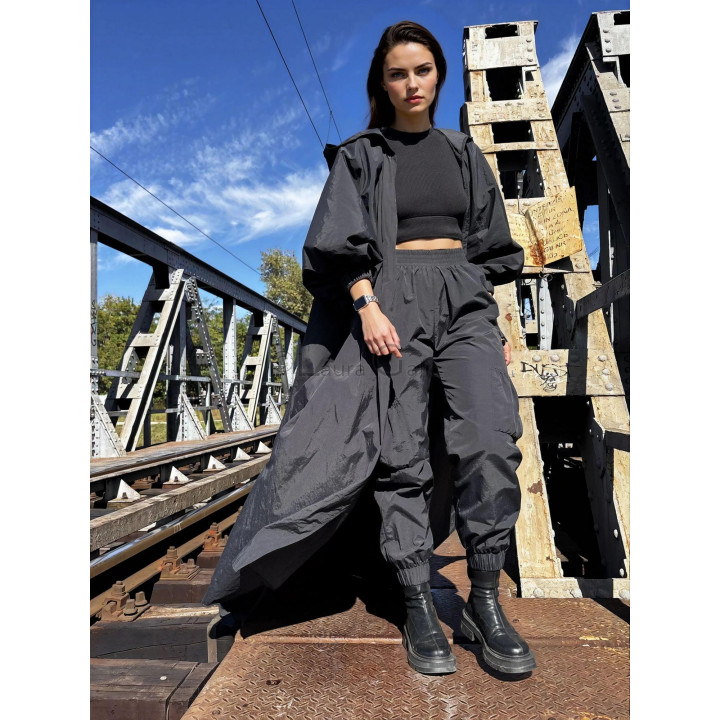 Pantaloni cargo-gothic-chic cu croială amplă și manșete elastice la gleznă