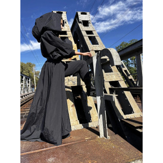 Capă Gothic-Chic neagră cu glugă amplă și trenă lungă, purtată din profil