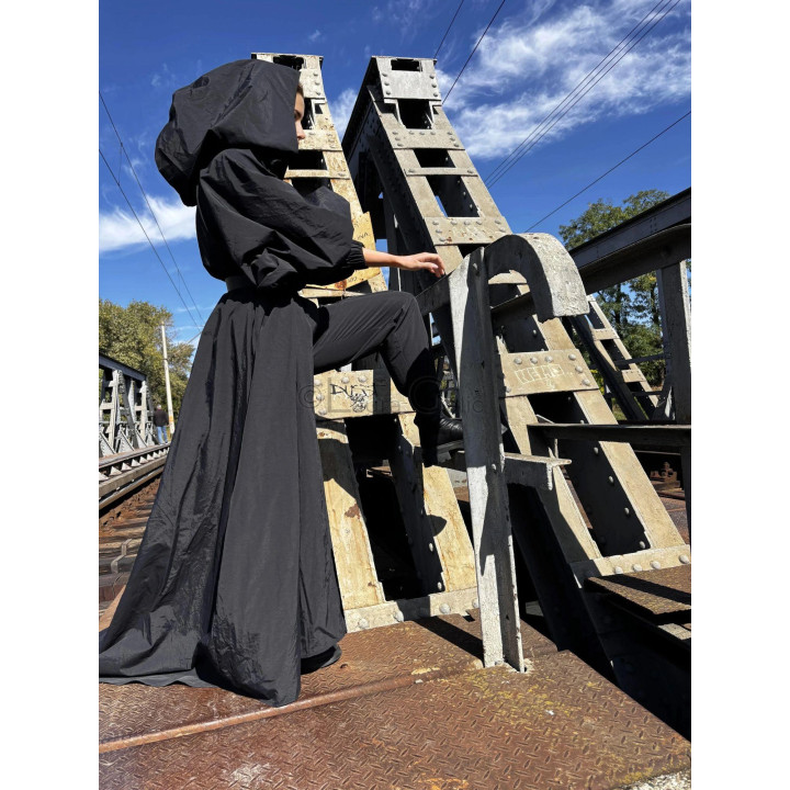 Capă Gothic-Chic neagră cu glugă amplă și trenă lungă, purtată din profil