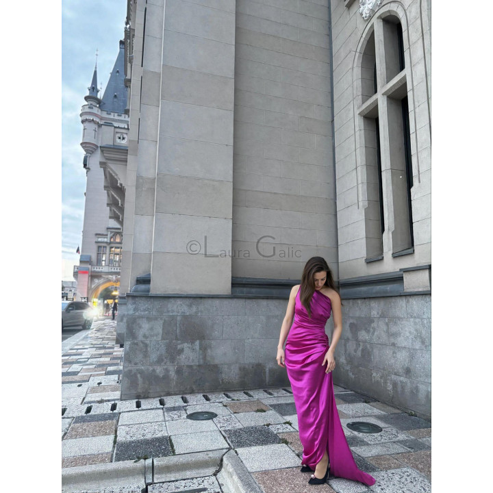 Rochia Isla fuchsia cu trenă, purtată într-o ținută de seară
