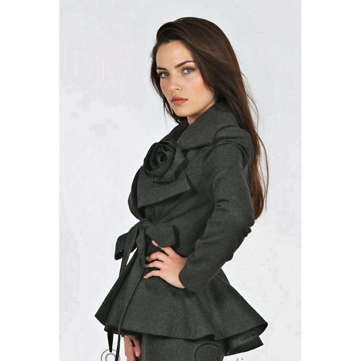 Detaliu al trandafirului detașabil și al reverului lat de la sacoul Inez 2