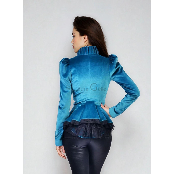 Vedere din spate a sacoului Celia Gothic turcoaz, cu peplum plisat și volane din dantelă neagră