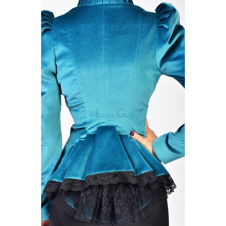 Detaliu al spatelui sacoului Celia Gothic, cu peplum din catifea și volane din dantelă neagră