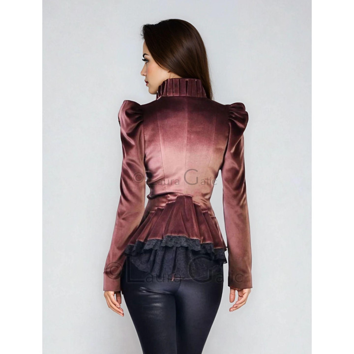 Vedere din spate a sacoului Celia Gothic roz prăfuit, cu peplum plisat și dantelă neagră