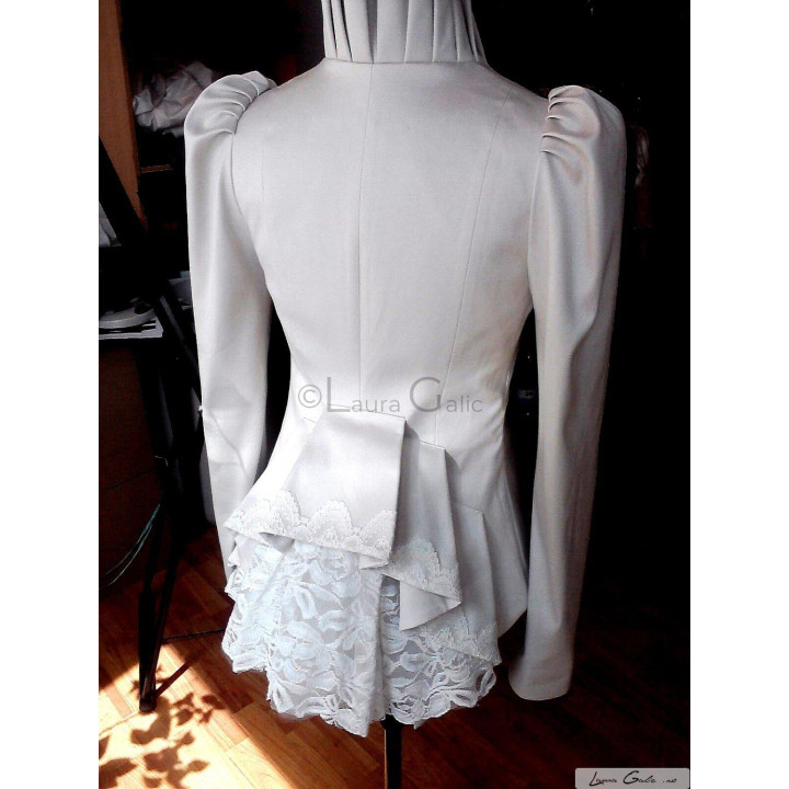 Vedere din spate a sacoului Celia alb, cu croială cambrată și peplum din dantelă