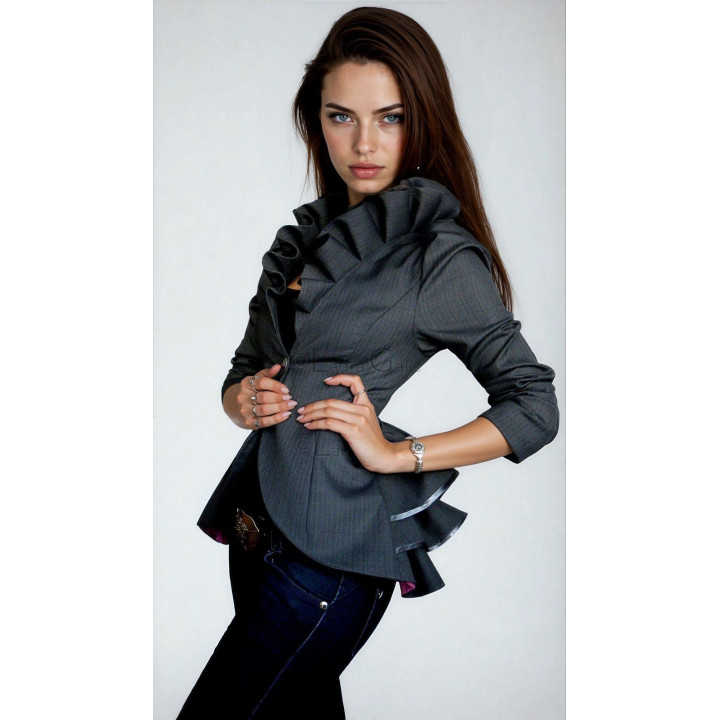 Sacou Sabrine gri închis, cu guler volanat și peplum amplu, purtat cu pantaloni