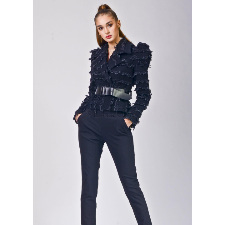Sacoul Carmen din denim negru, cu umeri bufanți și franjuri decorativi, purtat cu pantaloni negri