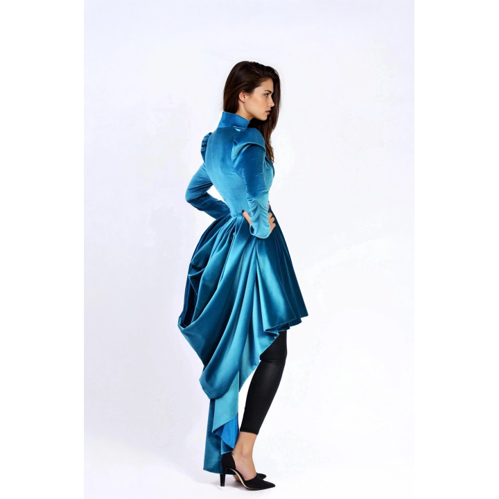 Palton Ofelia Haute Couture văzut din lateral, cu guler înalt și siluetă evazată