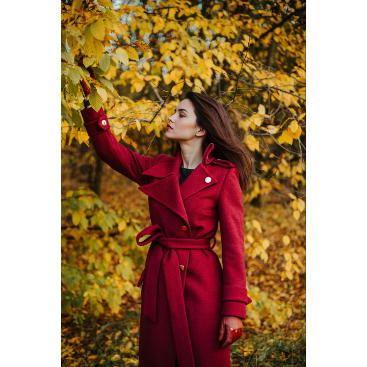 Paltonul Romanita 2 cu revere ample și cordon, purtat cu mâneca ridicată