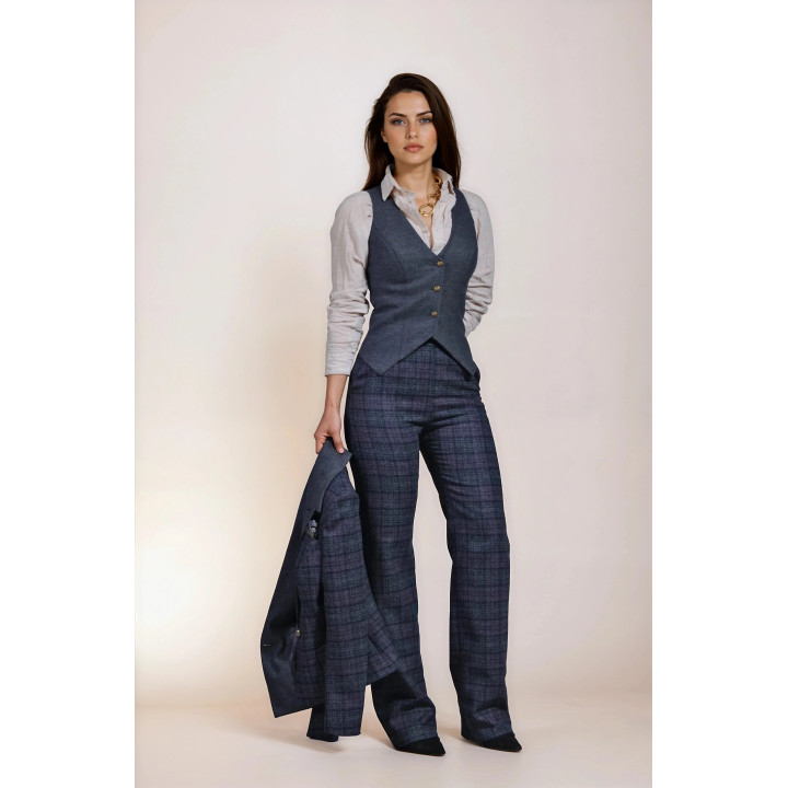 Costum Eva purtat cu vesta și pantalonii în carouri, sacoul ținut separat
