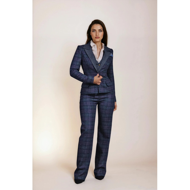 Costumul Eva cu sacou cu revere clasice și pantaloni drepți în carouri