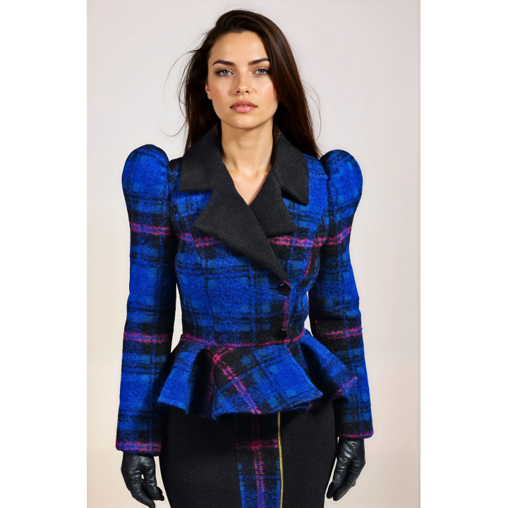 Sacou Carmella cu rever negru, umeri accentuați și carouri albastre cu accente magenta, purtat cu fusta conică din costum