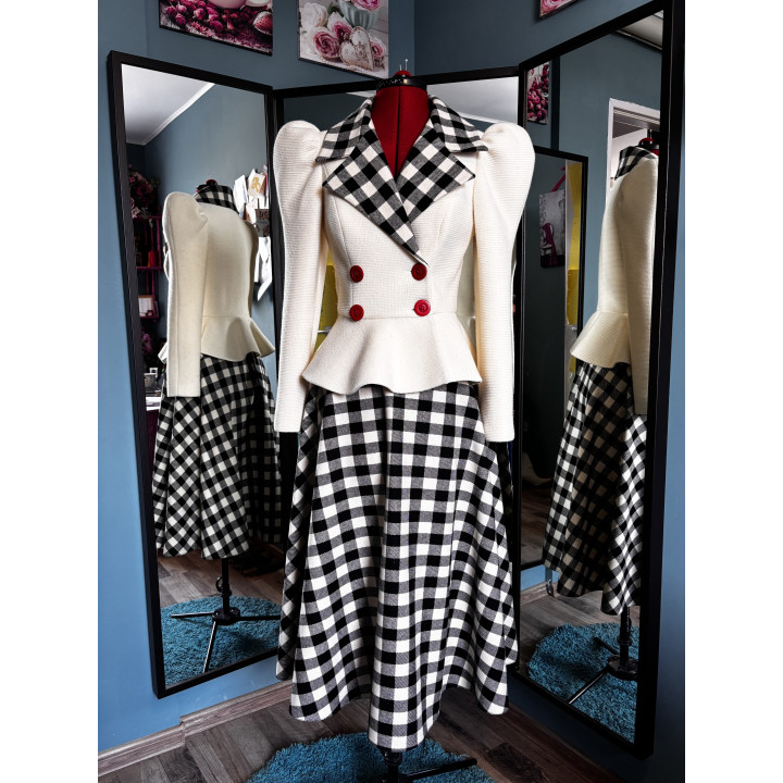 Costum Carmen cu sacou cambrat cu peplum și fustă amplă în carouri alb-negru