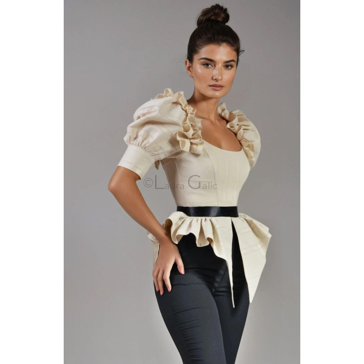 Cămașa Mălina cu mâneci bufante, volane la umeri și peplum plisat